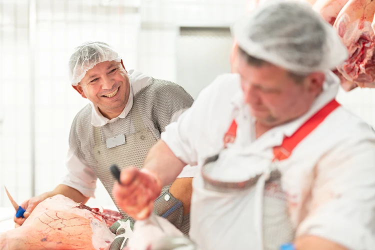 Schlachtung + Produktion Unser Produktionsteam - bestehend aus Fleischermeister und Fleischer - in unserer Produktionsstätte in Unterrot, holt nur das Beste aus dem Fleisch für Sie heraus.