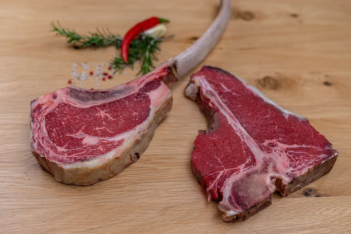 Probieren Sie unser Dry Aged Fleisch und freuen Sie sich auf ein unvergessliches Geschmackserlebnis. Einfach perfekt für den besonderen Anlass mit Freunden oder der Familie.