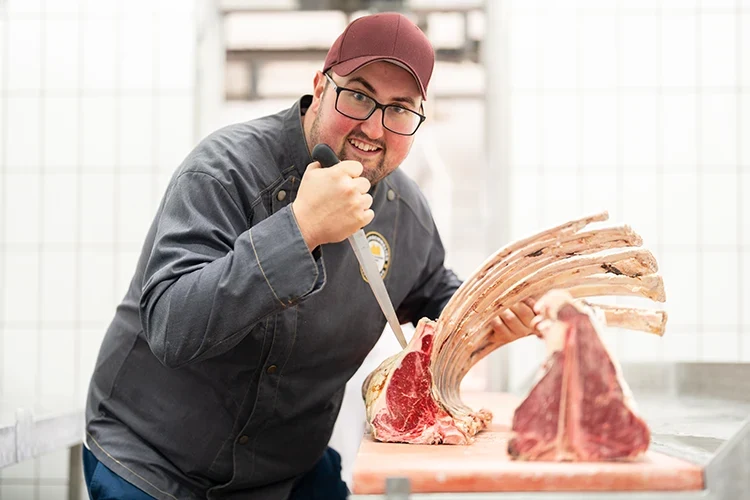 Bei dieser Art der Reifung wird meist der Rückenstrang einer Färse (weibliches Rind, welches noch nicht gekalbt hat) verwendet, außerdem achten wir darauf, dass das Fleisch eine schöne Marmorierung aufweist.